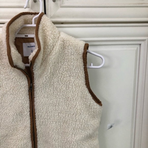 🥳HOST PICK🥳 NWT Old Navy women’s Sherpa vest - Picture 4 of 12
